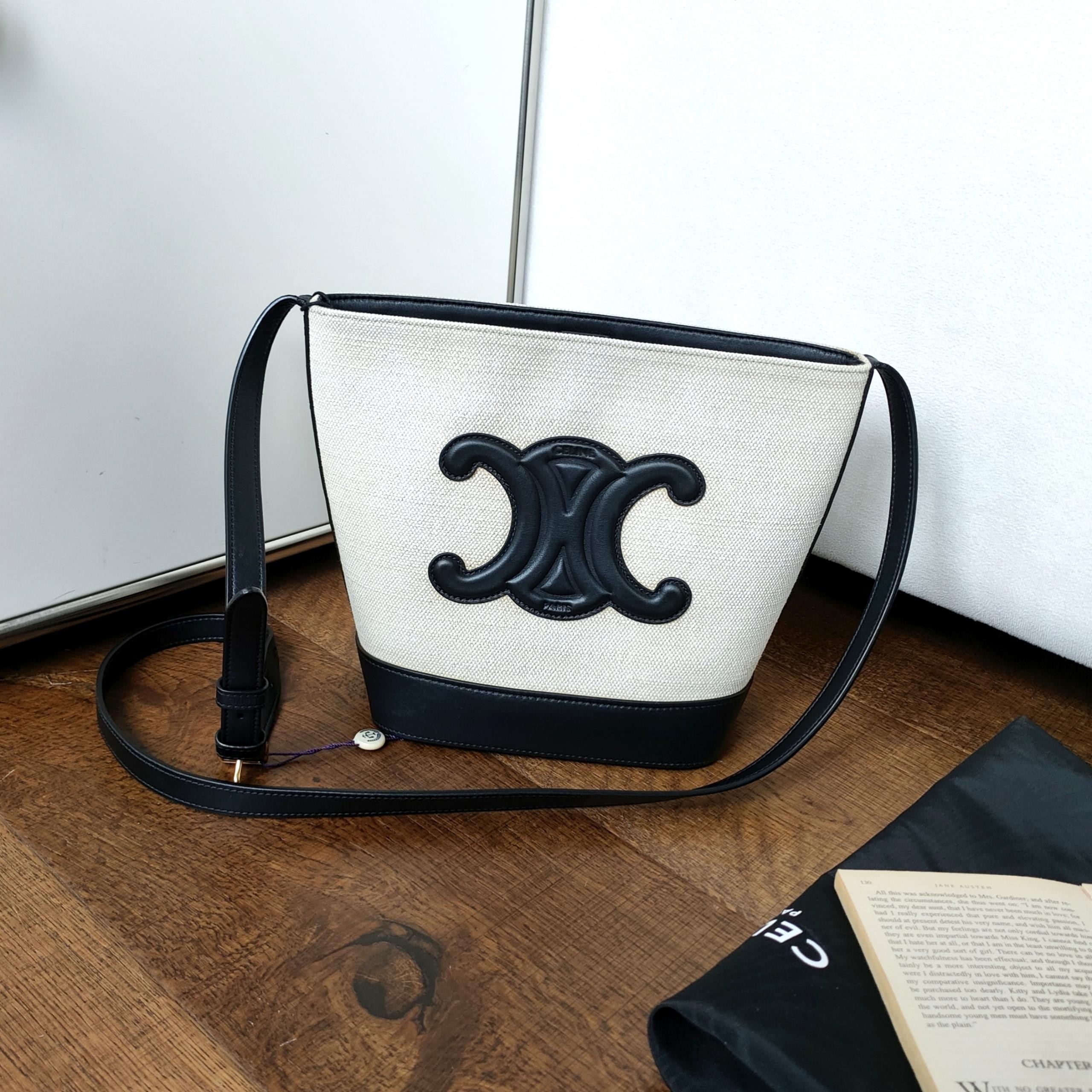 95新 Celine/思琳 黑白熊猫帆布拼皮凯旋门斜挎水桶包48838