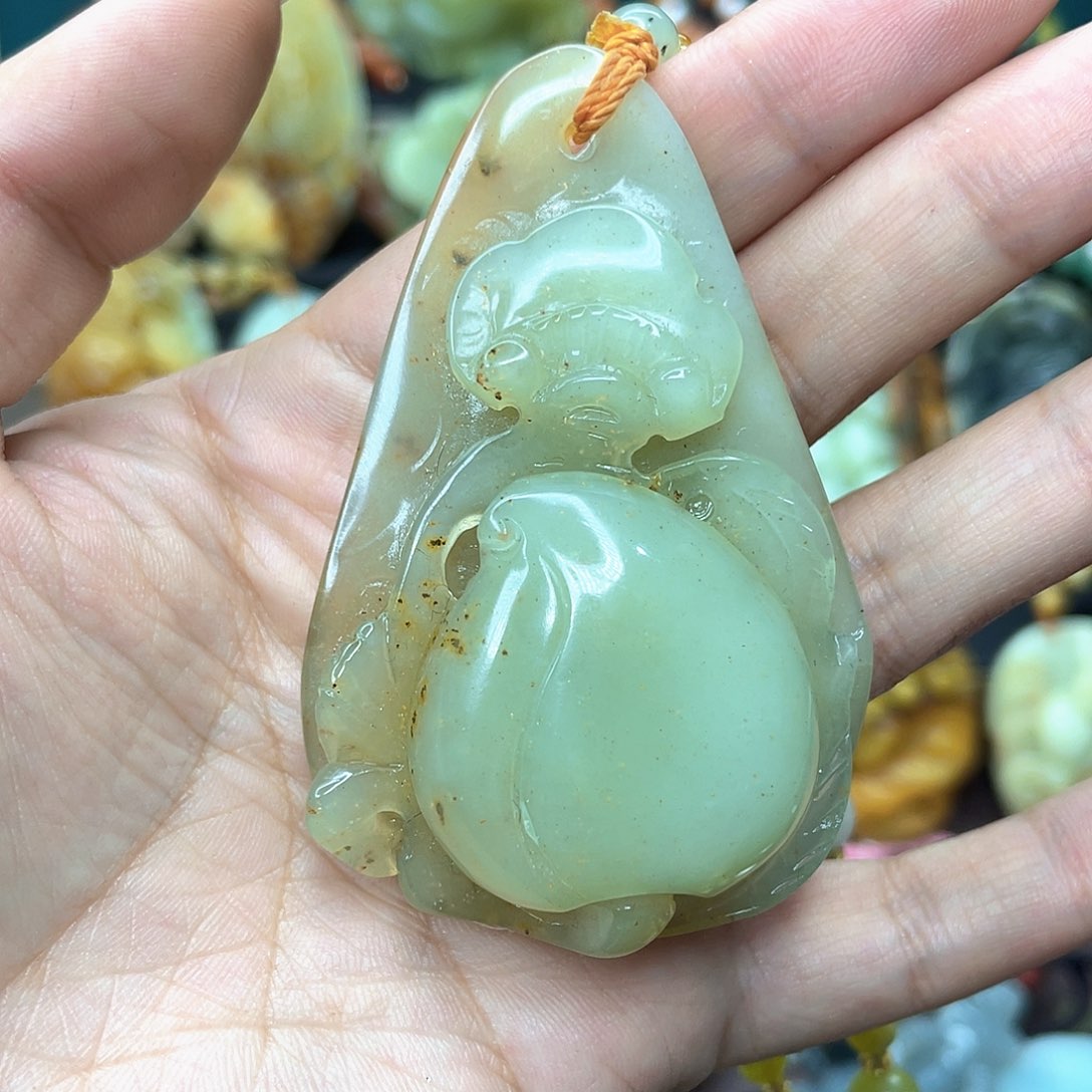 蛇纹石玉颈饰未镶嵌