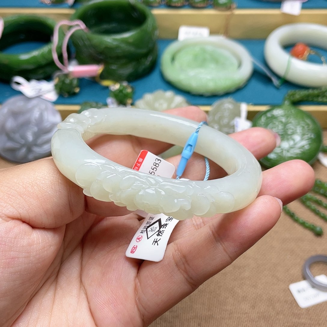 【闪购商品】和田玉手镯5756圈口84未镶嵌