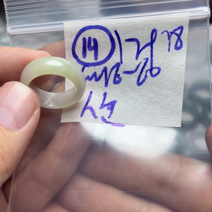 定制翡翠未镶嵌人****。
