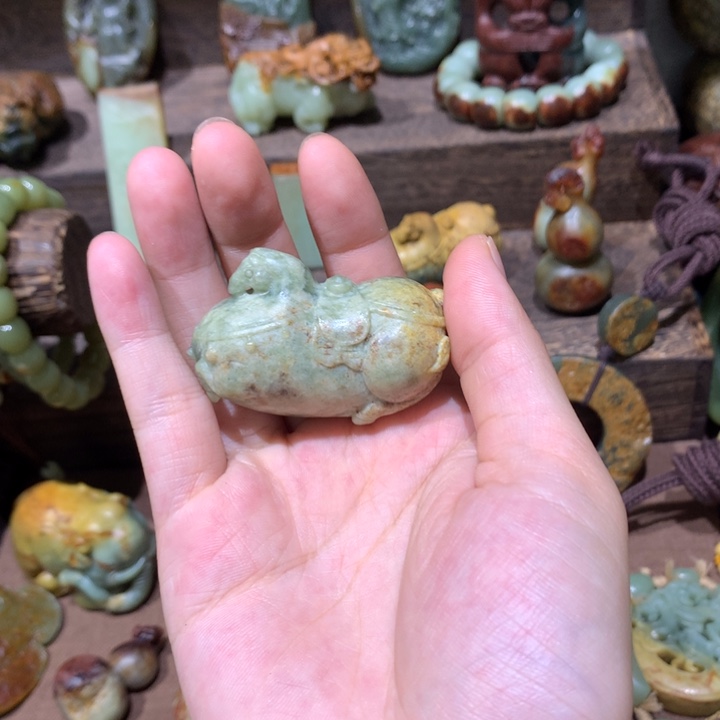 未镶嵌岫岩河磨玉（透闪石质玉）把件