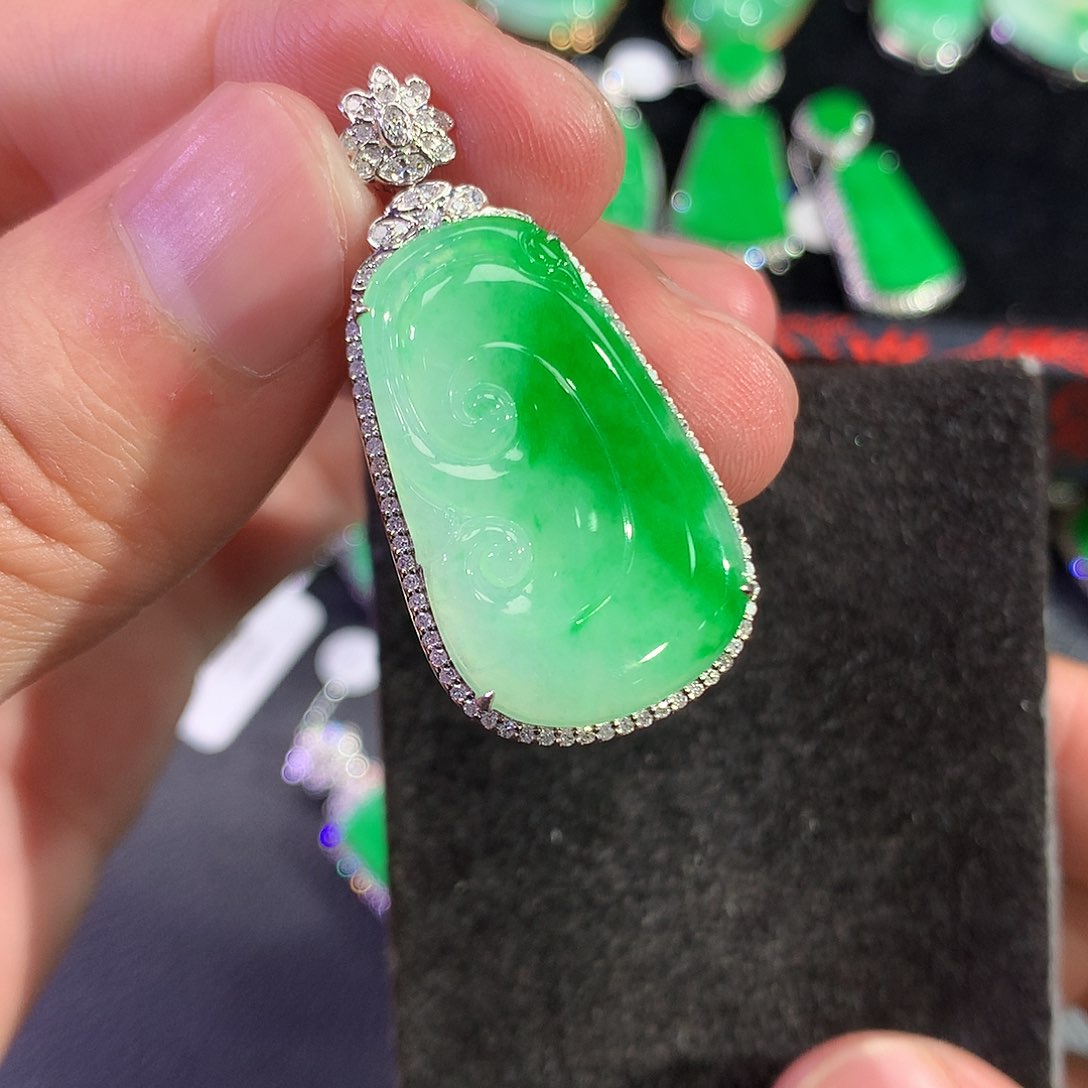 翡翠吊坠(赠链)18K金镶嵌