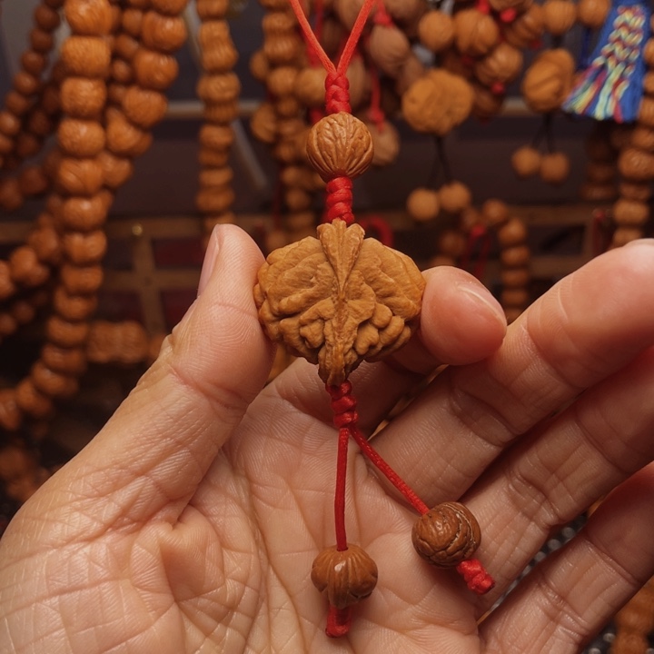 木质类龙纹桃枭挂件