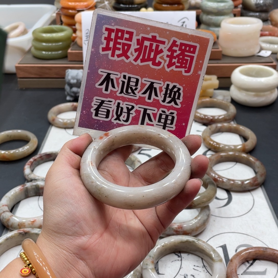 微****未镶嵌手镯石英质玉