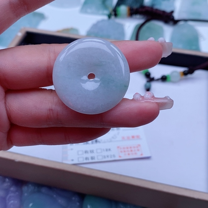 吴***翡翠未镶嵌颈饰翡翠