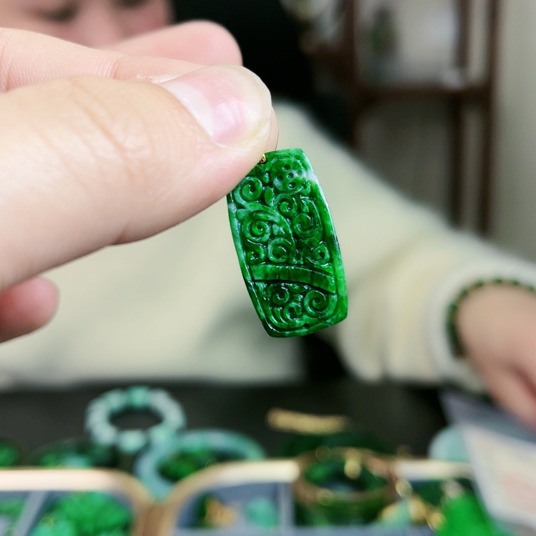 翡翠颈饰18K金镶嵌吊坠