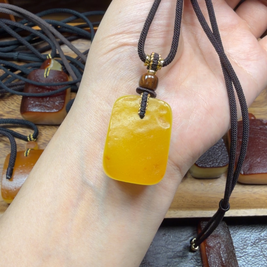 琥珀未镶嵌吊坠(赠链)
