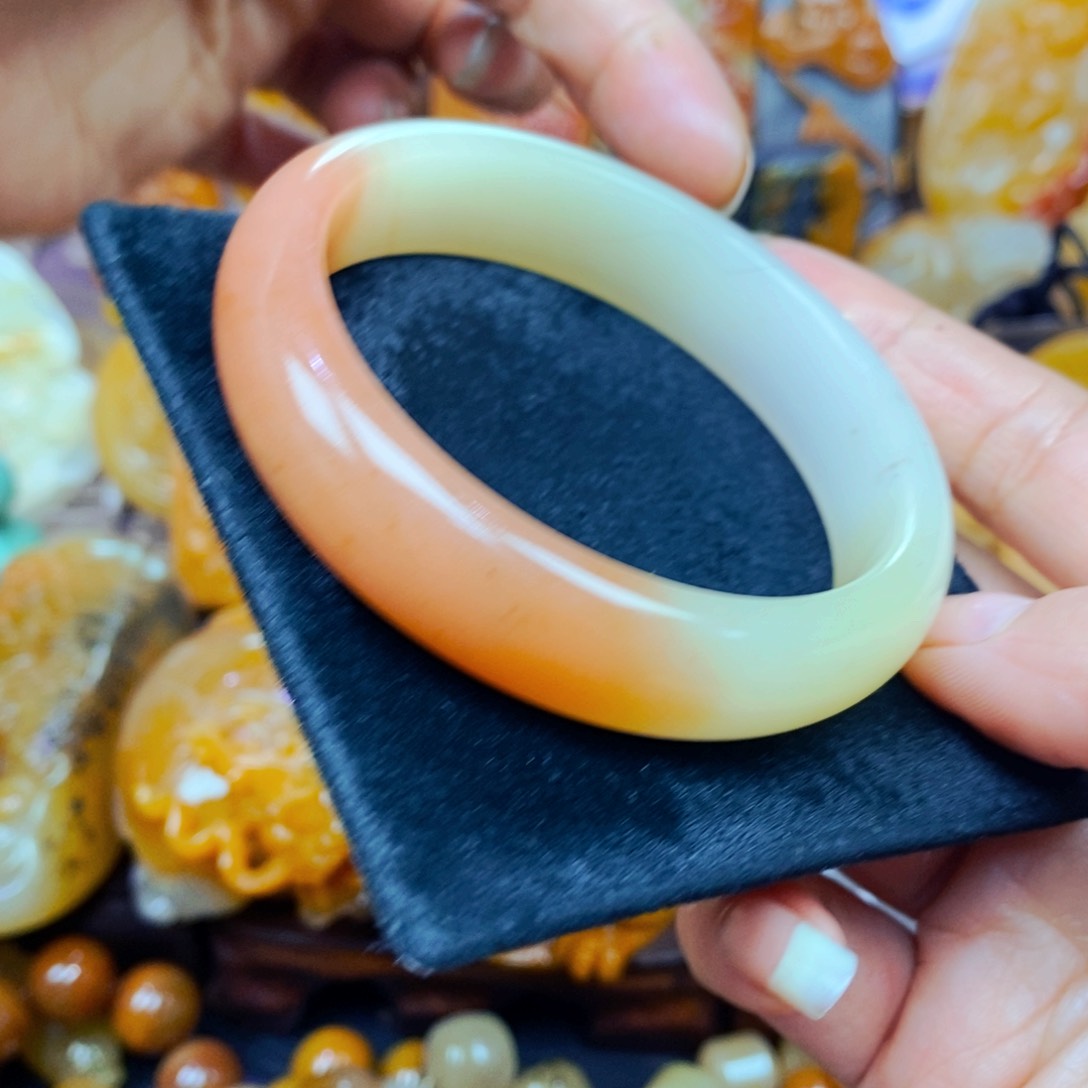 未镶嵌石英质玉（黄龙玉）颈饰