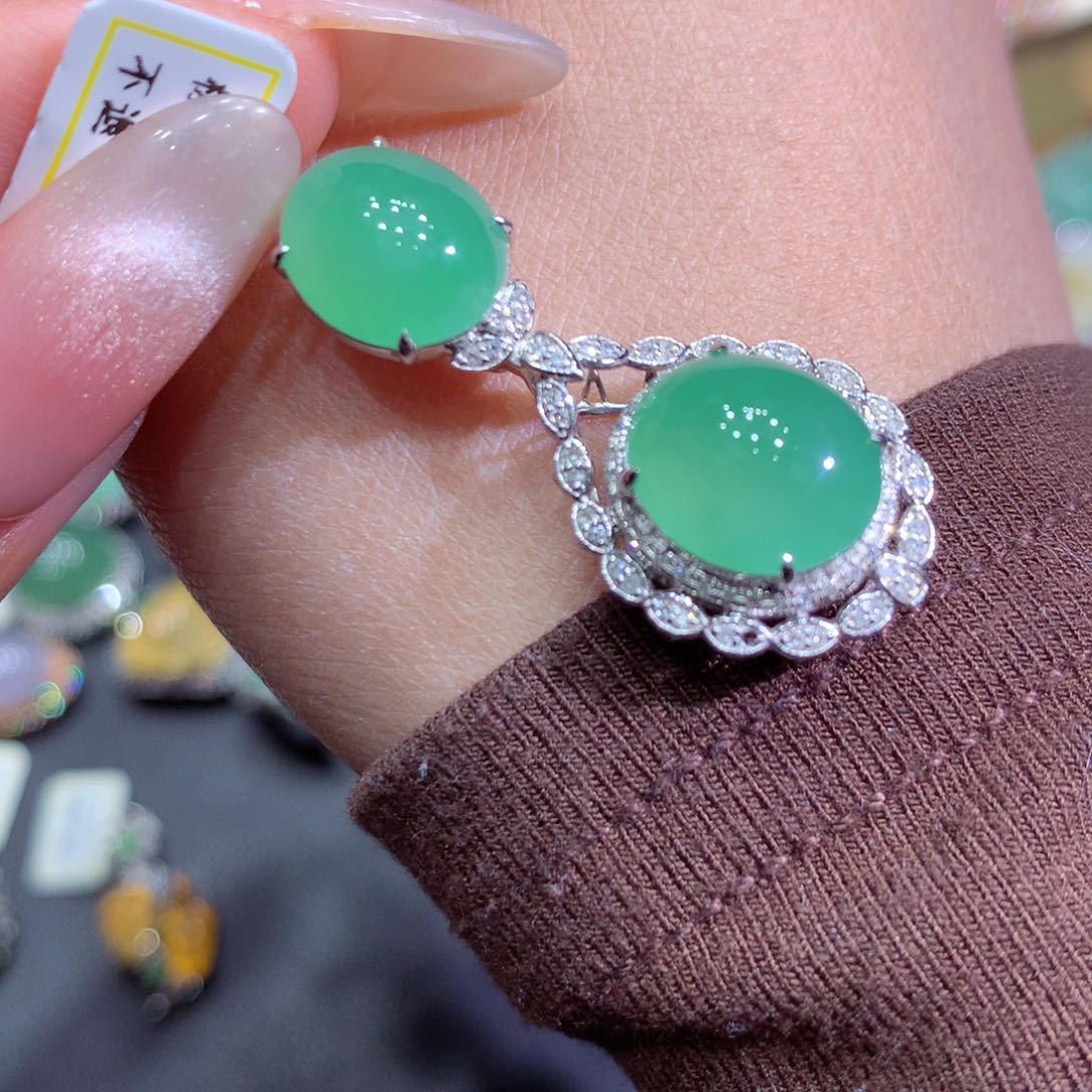 翡翠吊坠(赠链)18K金镶嵌