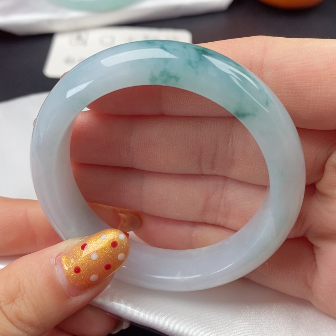 翡翠手镯未镶嵌52圈口有纹