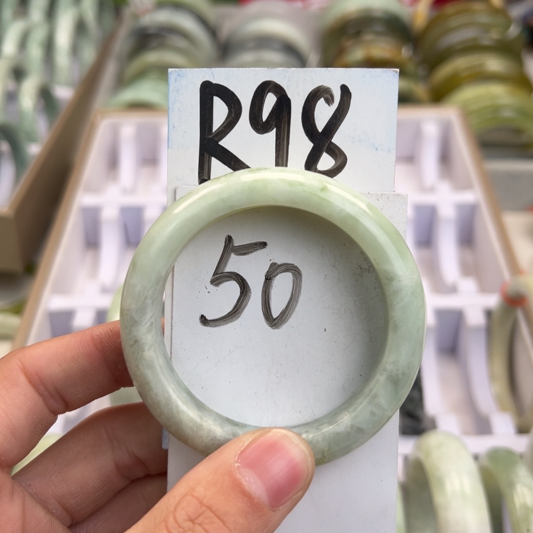 岫玉手镯未镶嵌天然岫玉微瑕，可以正常佩戴