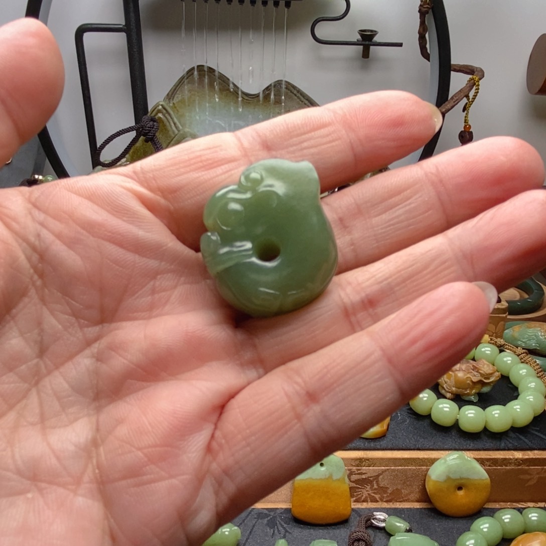 岫岩老玉（透闪石质玉）吊坠未镶嵌