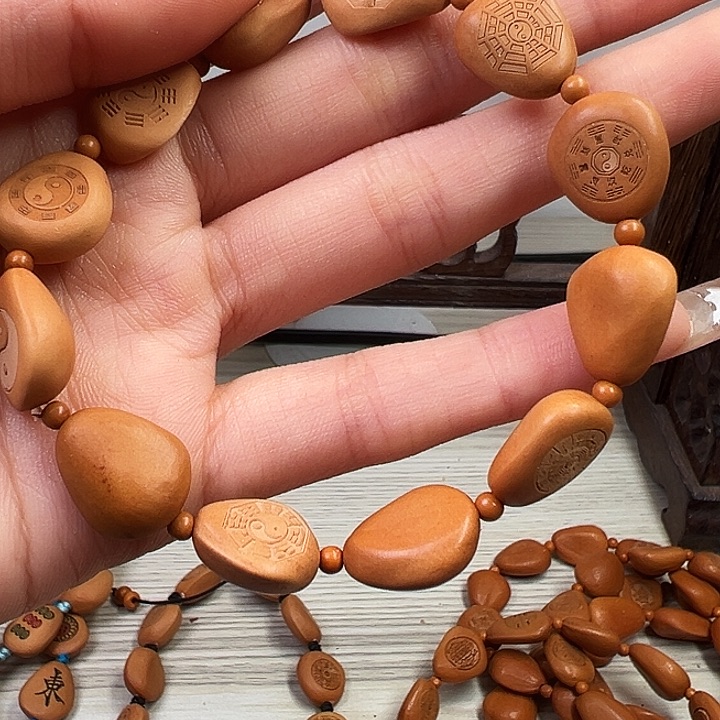 木质类松子八卦雕刻手串
