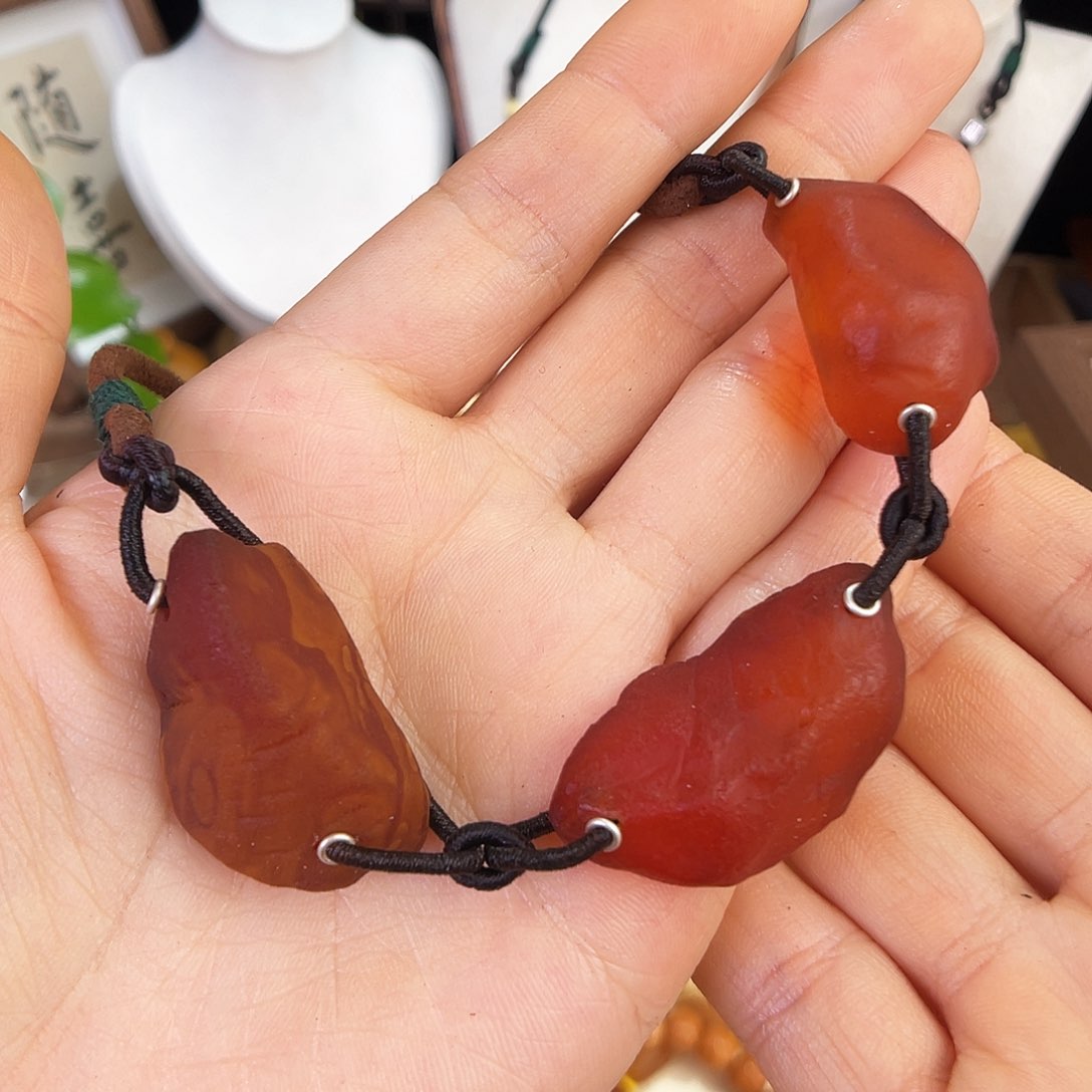 琥珀珠宝奇石未镶嵌。