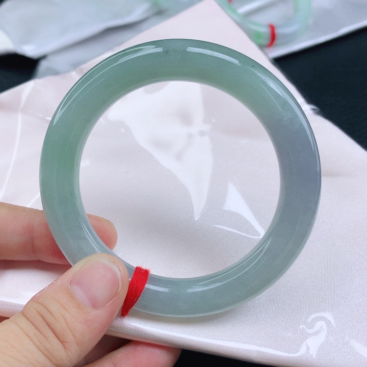 Z***。翡翠手镯（圆镯）未镶嵌56春彩圆条手镯