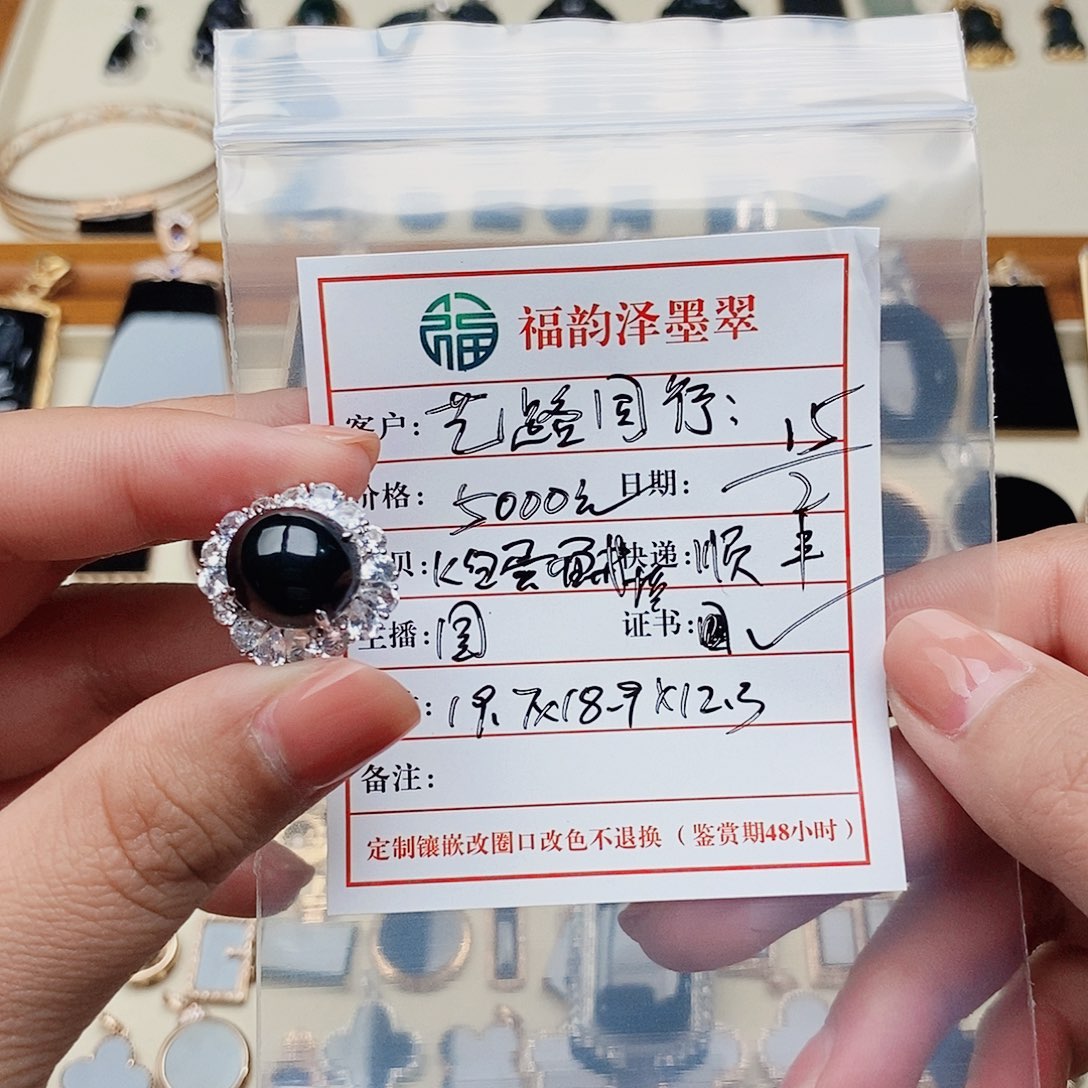 翡翠戒指18K金镶嵌艺**行蛋面戒指