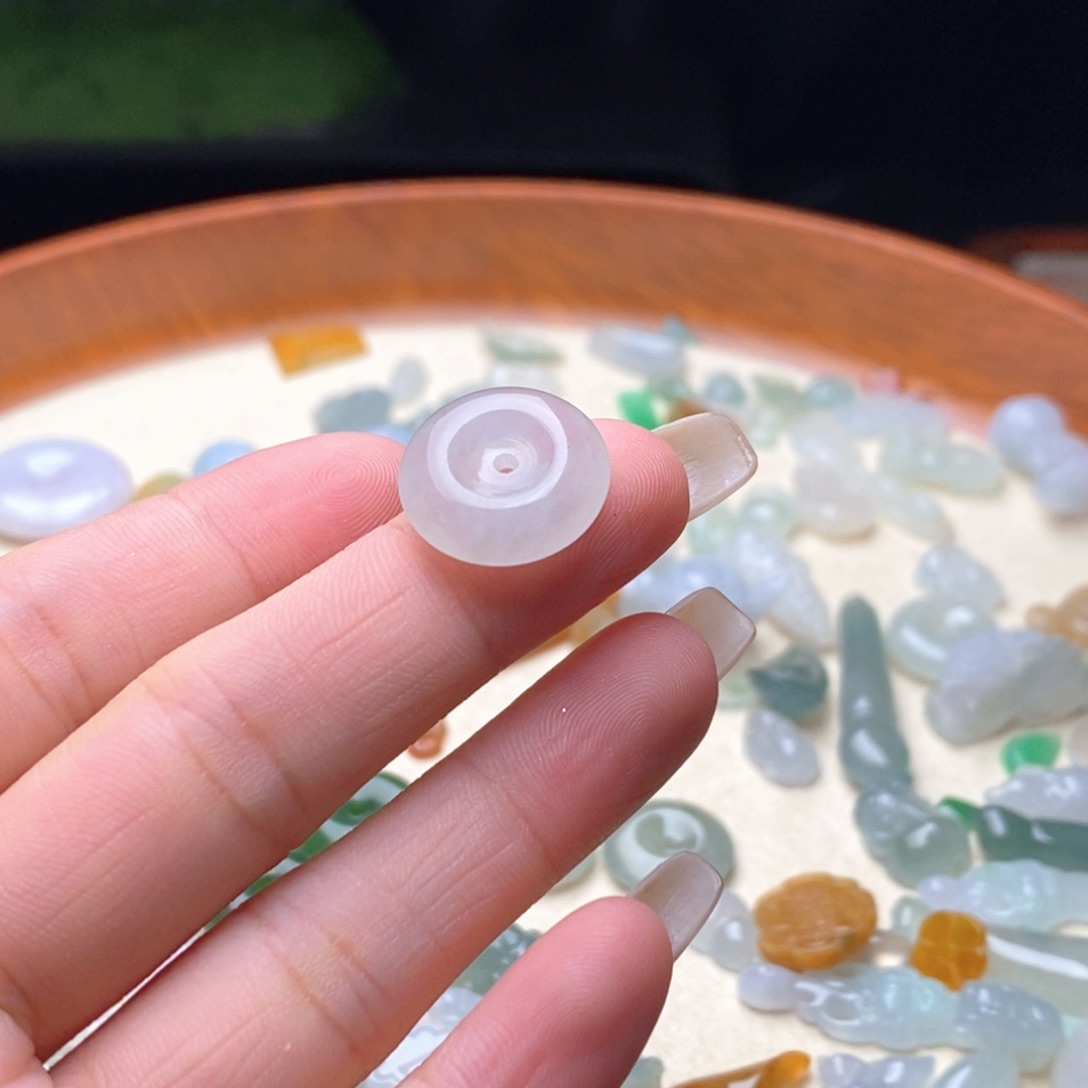 小***性翡翠未镶嵌颈饰翡翠