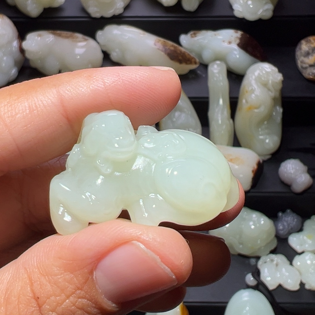 大***马和田玉未镶嵌颈饰