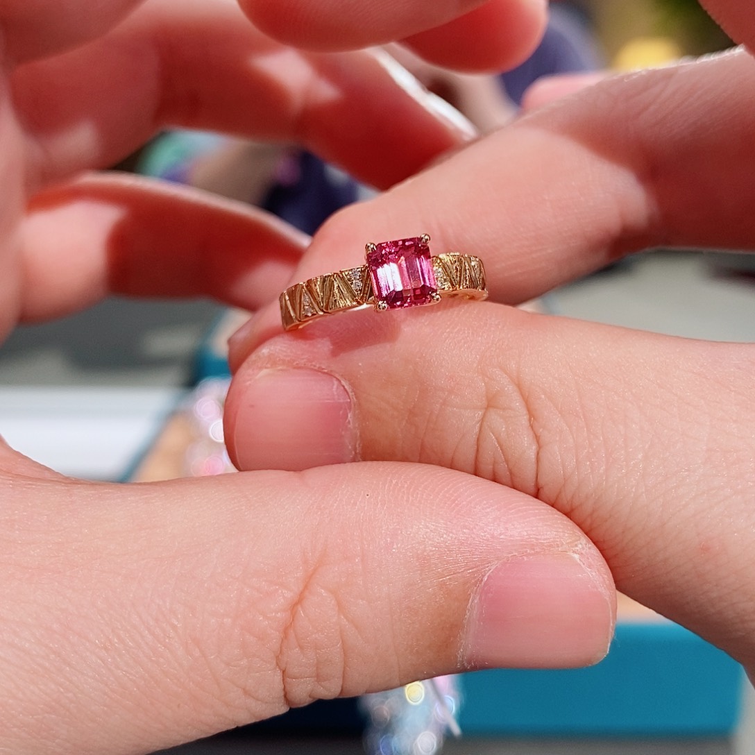 尖晶石戒指18K金镶嵌1.12克拉