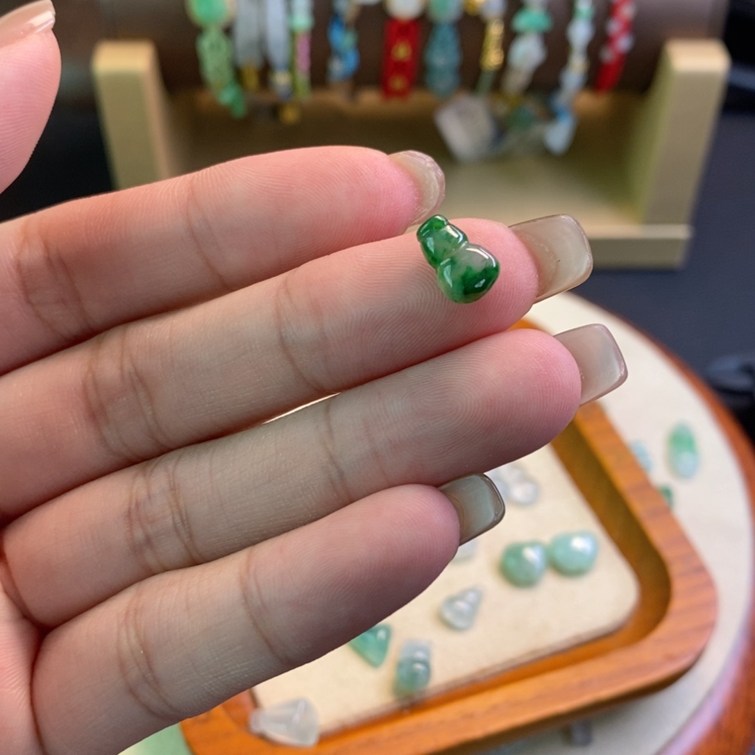 肉****颈饰未镶嵌翡翠15742