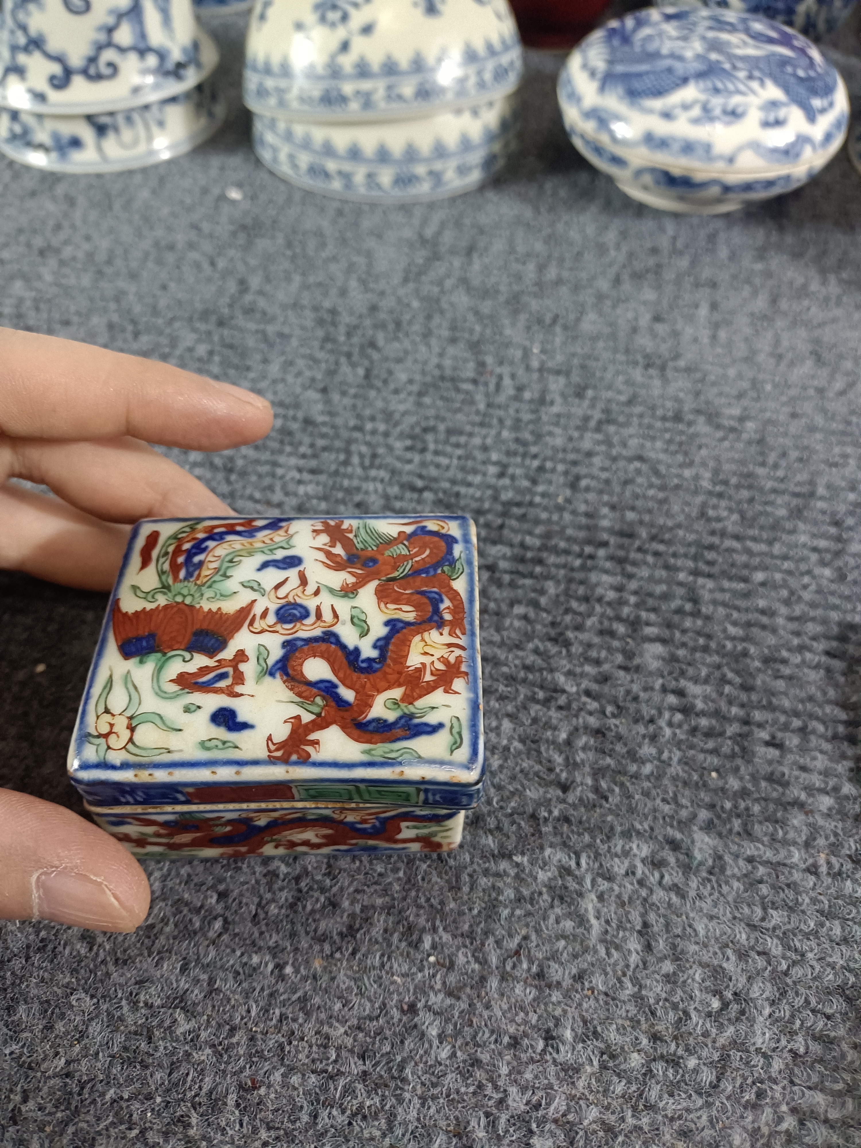 一个五彩的小盒子