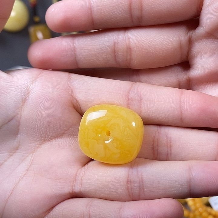 琥珀未镶嵌裸石藏扣