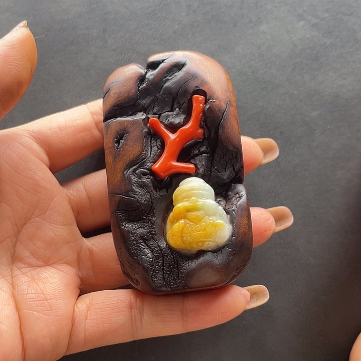 伊***奶翡翠未镶嵌颈饰666