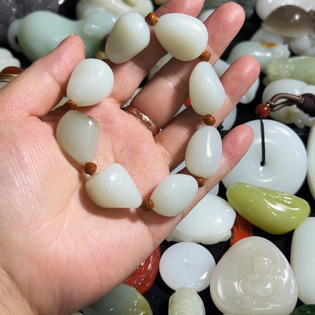 T***l和田玉未镶嵌手链