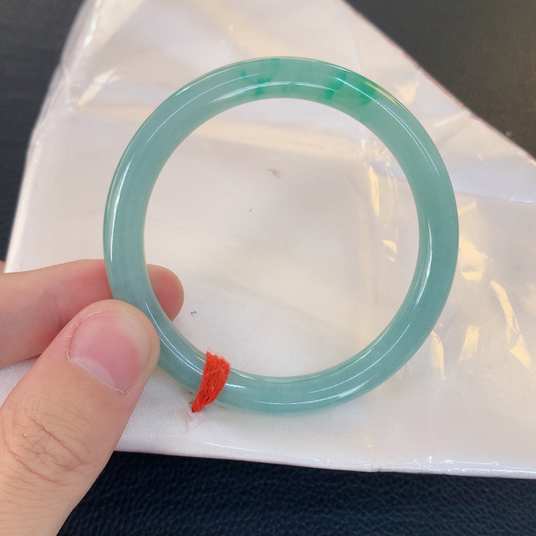翡翠手镯未镶嵌翡翠