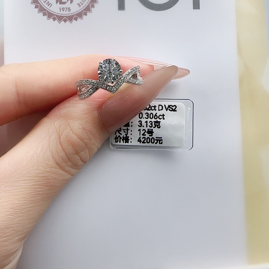 实验室培育钻石18K金镶嵌L****G0.82，dvs2