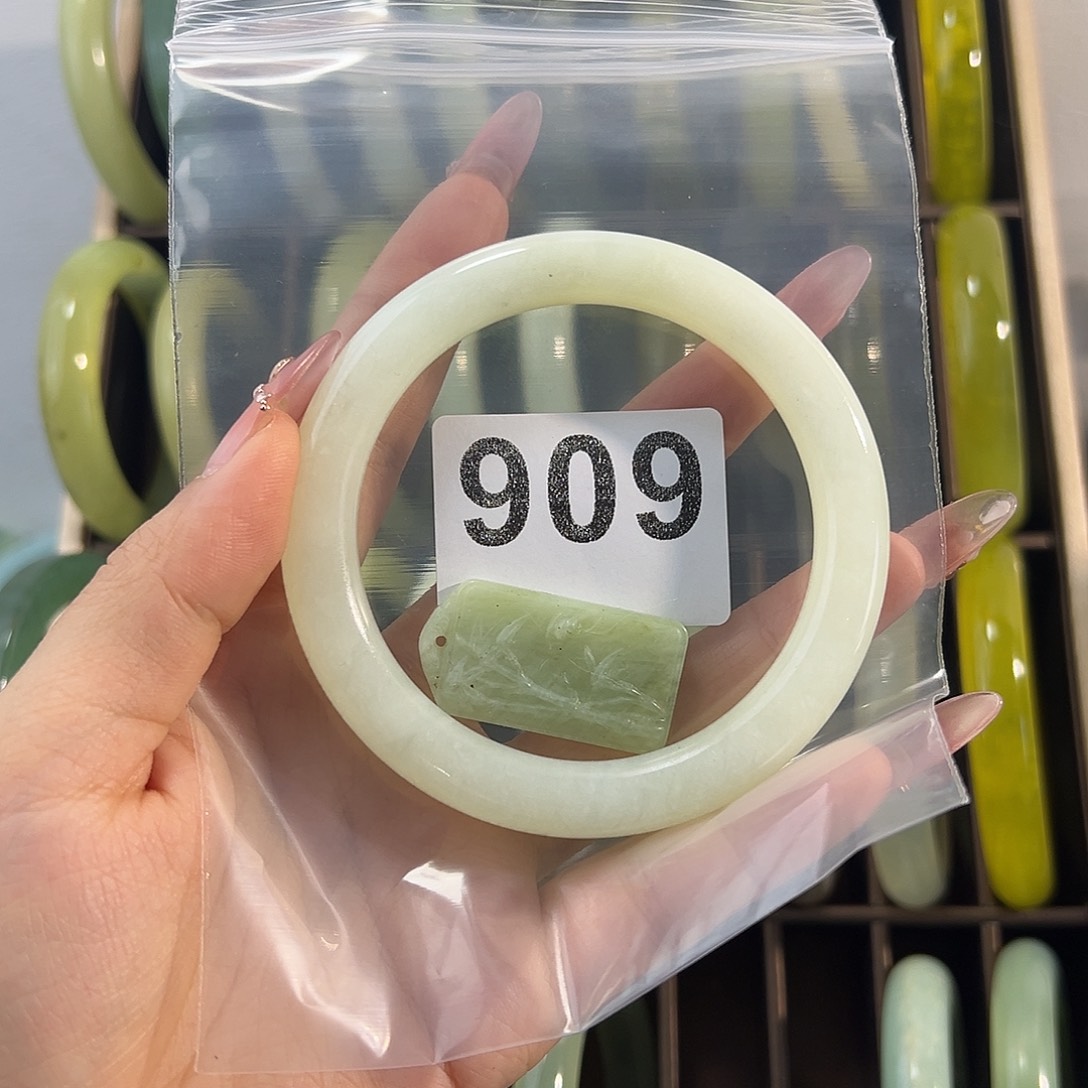 婷****蛇纹石玉未镶嵌手镯