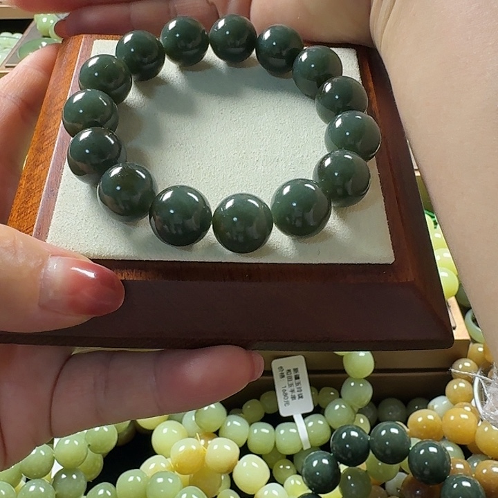 小***当和田玉（糖玉）未镶嵌手链