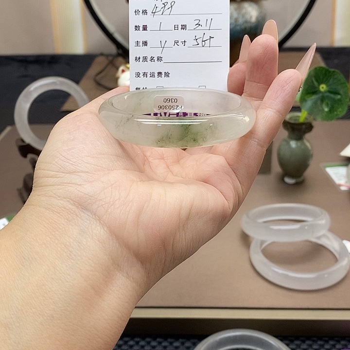 石英质玉手镯未镶嵌沐**女