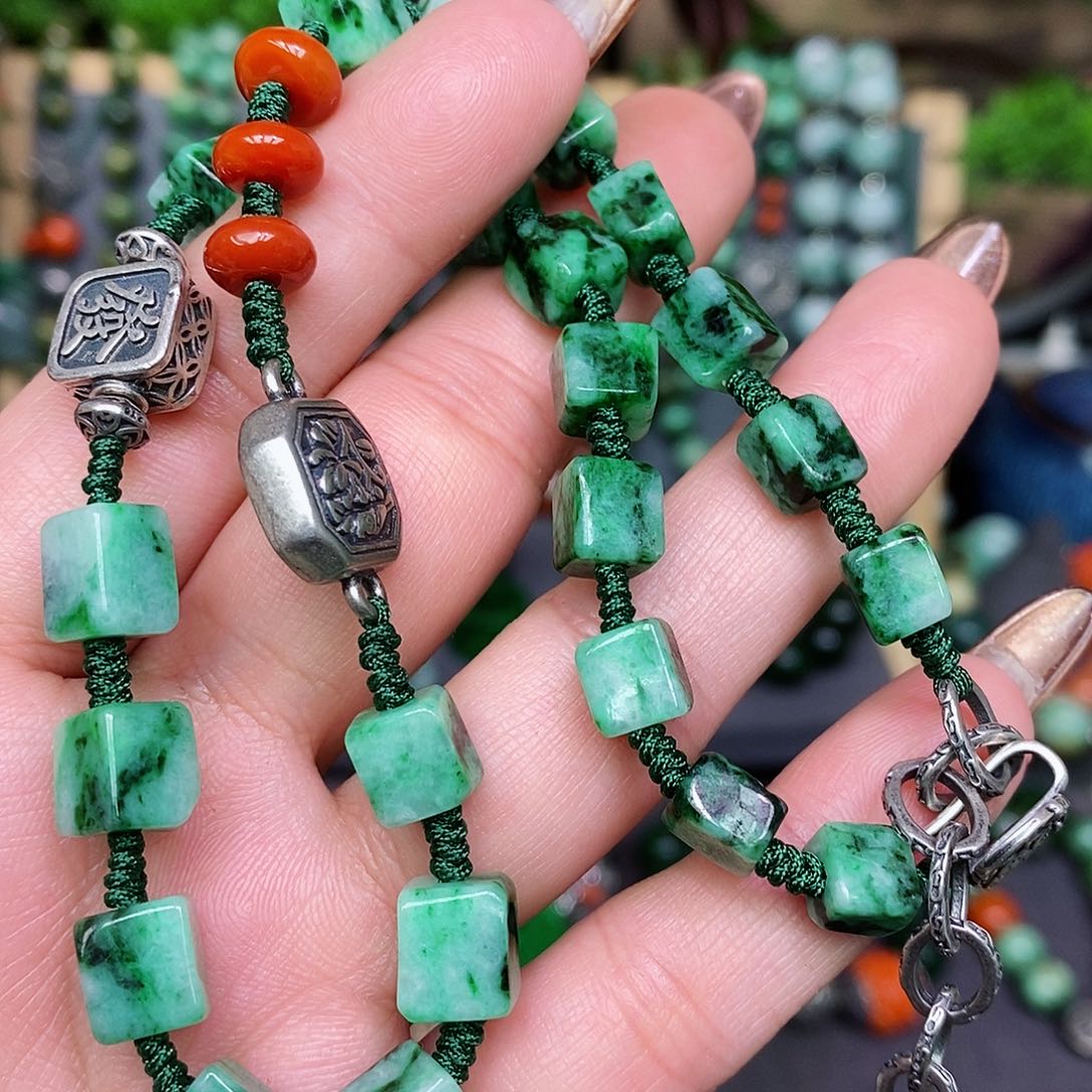 翡翠颈饰未镶嵌漂亮美眉