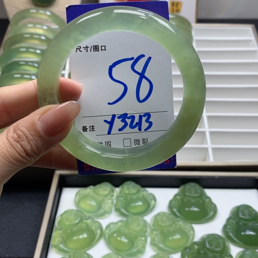 蛇纹石玉手镯未镶嵌