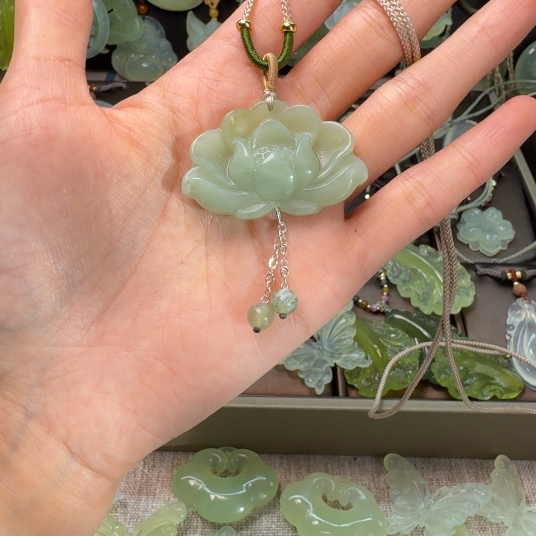 蛇纹石玉颈饰未镶嵌