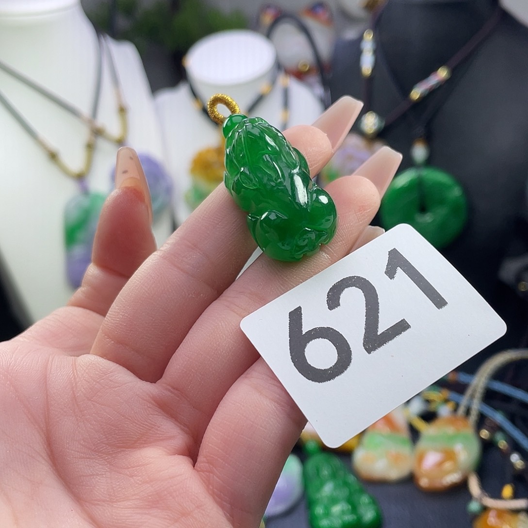 翡翠未镶嵌吊坠(赠链)