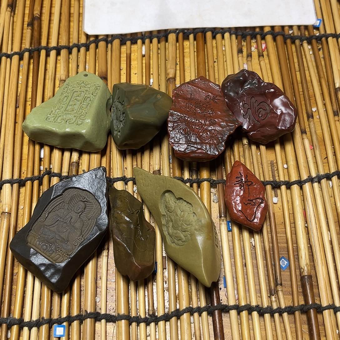 新疆原石雕刻手把件