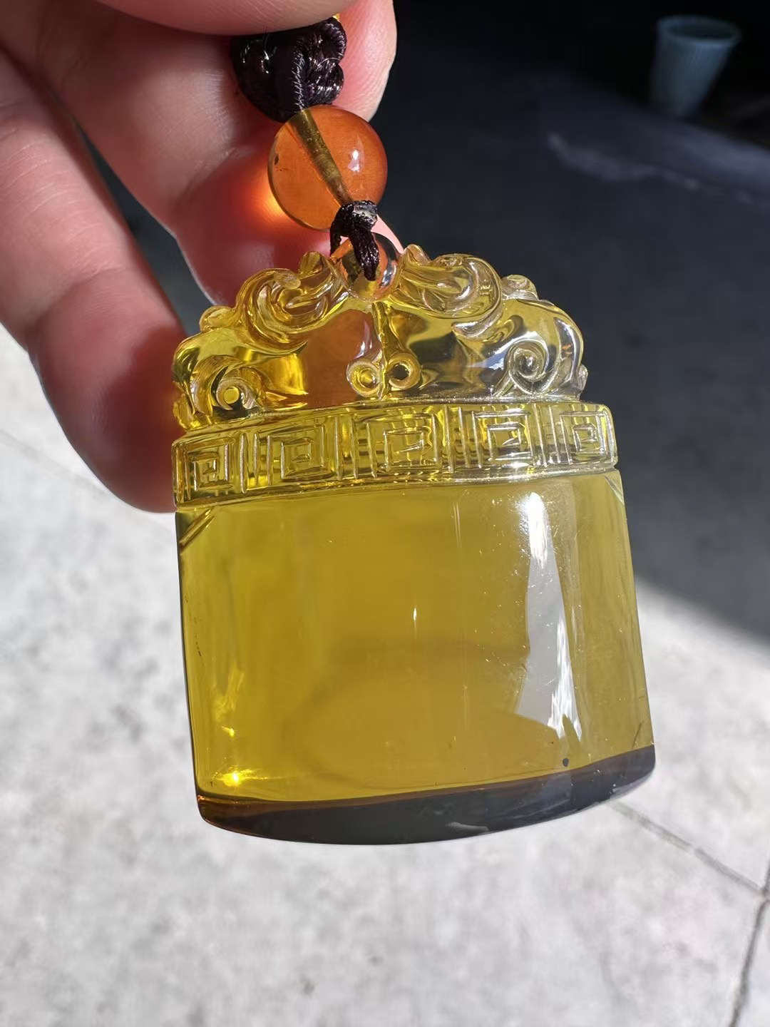天然缅甸琥珀绿茶珀仿古龙牌，克重22克尺寸：44*34.8*19.6