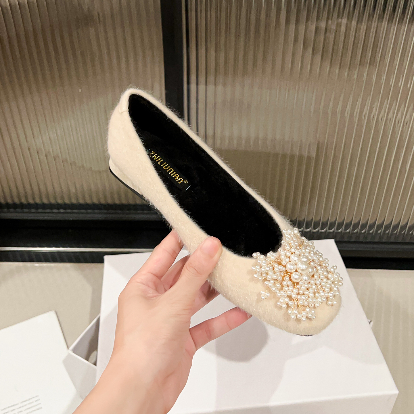 大码加绒女鞋秋冬浅口方头仙女风粗跟珍珠单鞋白色毛毛鞋软底保暖