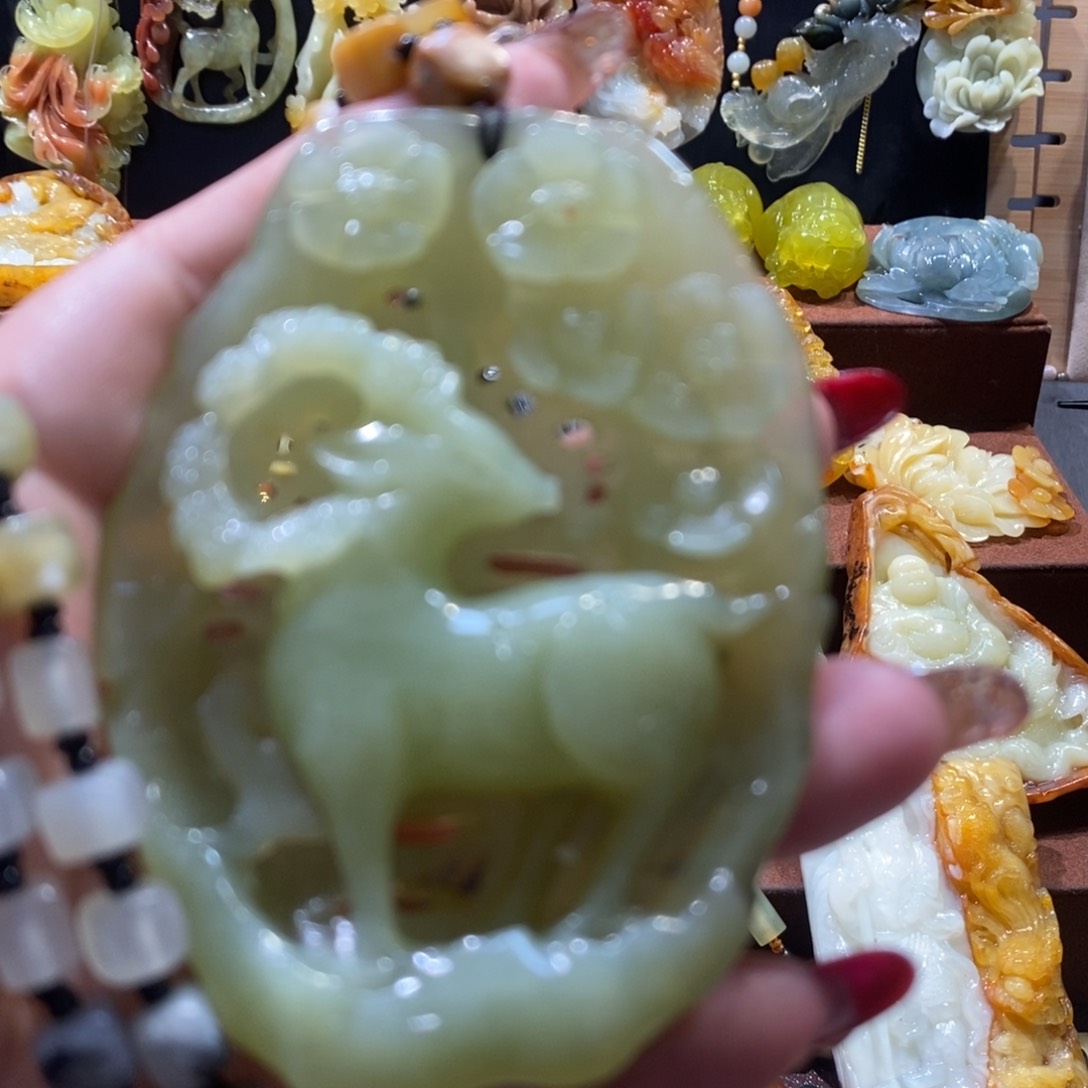 蛇纹石玉颈饰未镶嵌