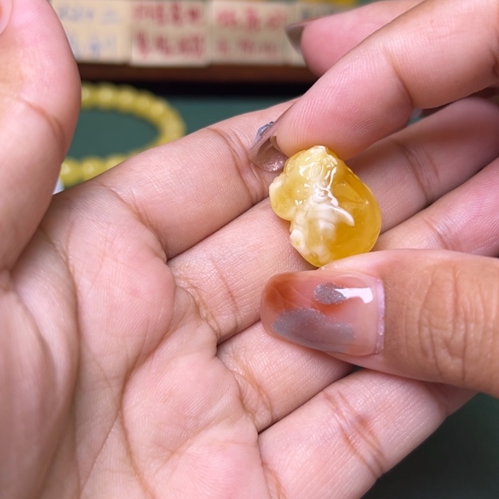 蜜蜡未镶嵌珠宝奇石