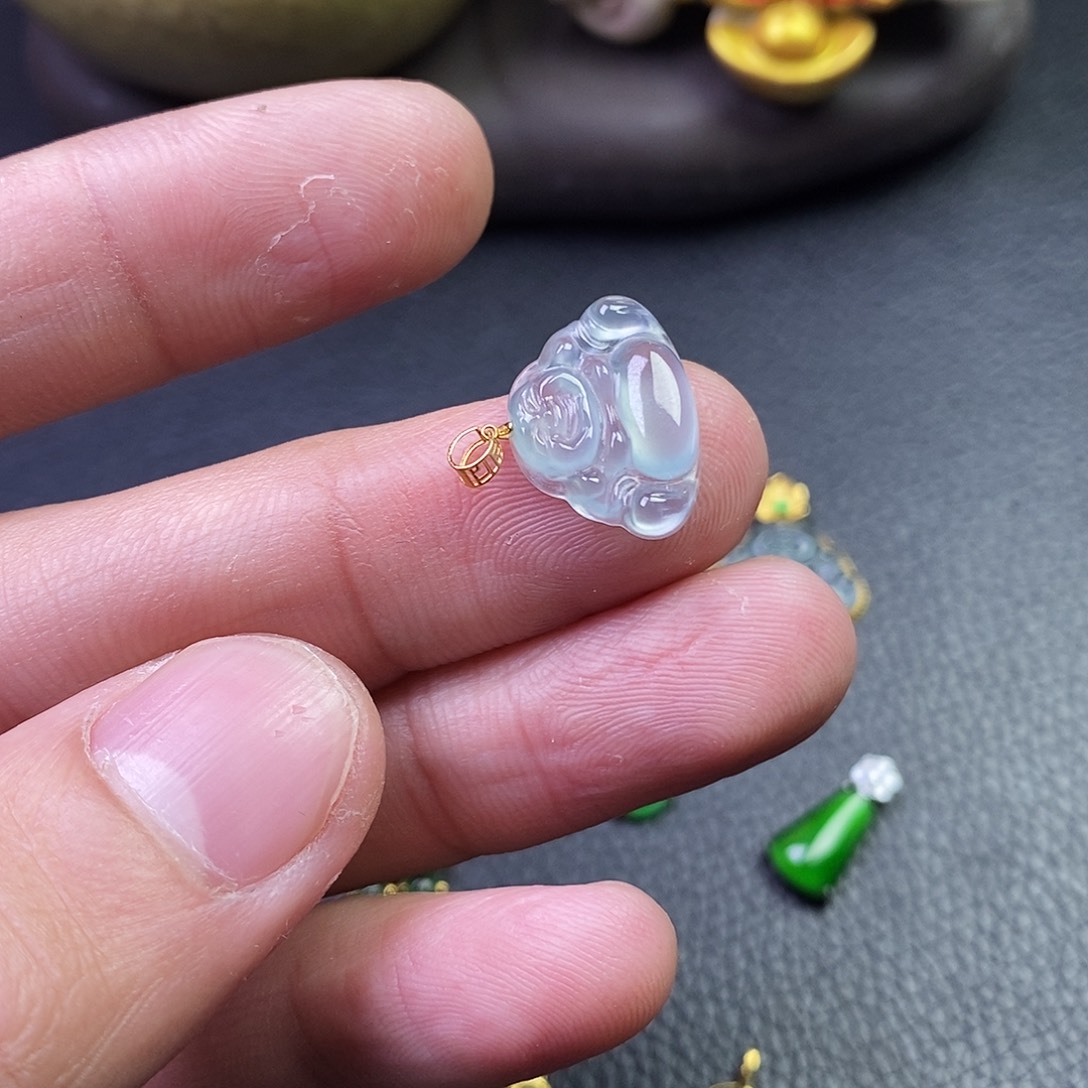 颈饰18K金镶嵌翡翠