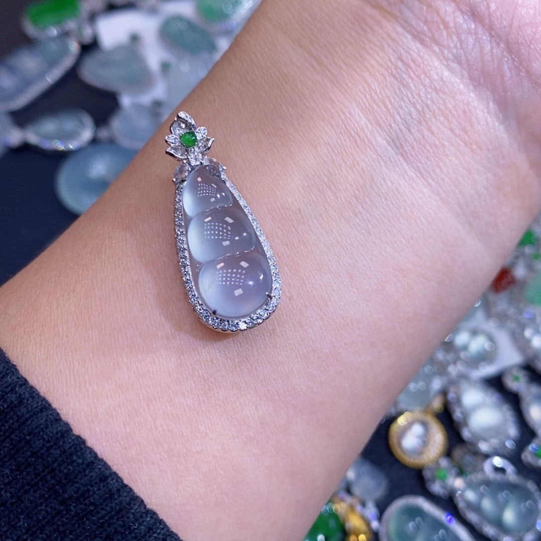 翡翠18K金镶嵌颈饰