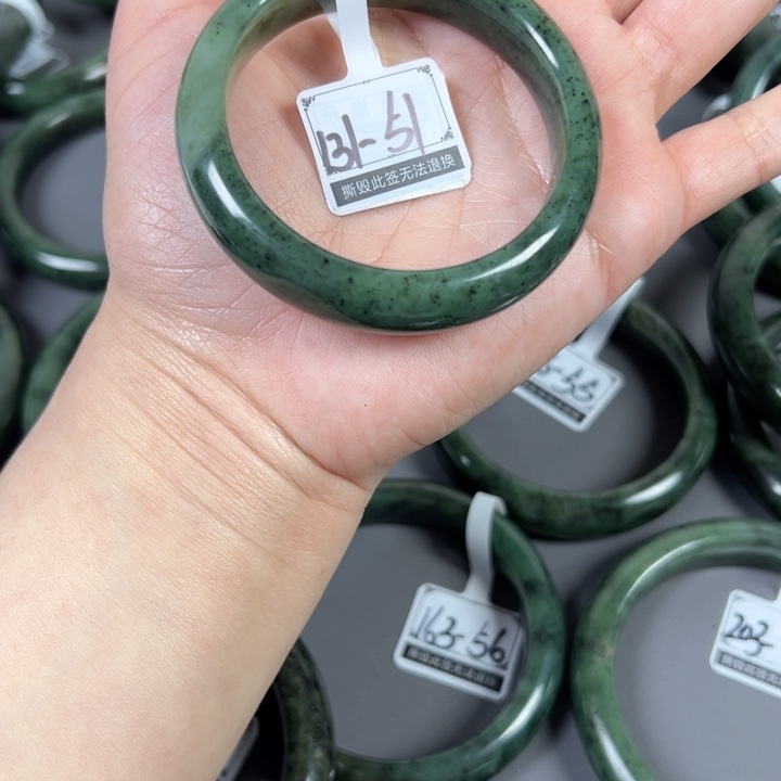 和田玉手镯未镶嵌