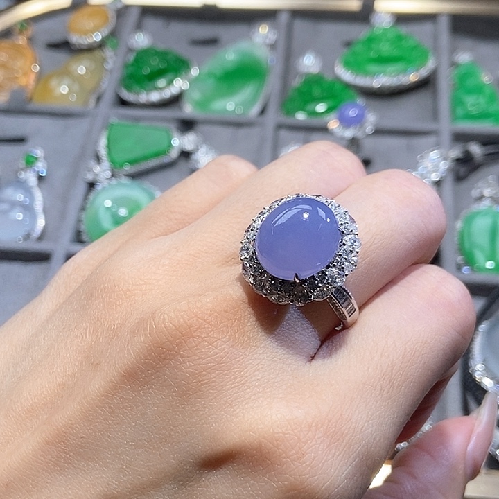 颈饰18K金镶嵌翡翠