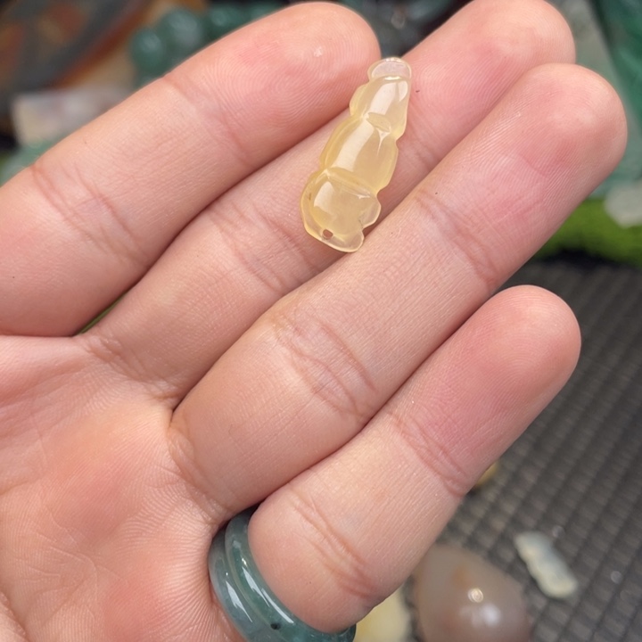 石英质玉未镶嵌颈饰