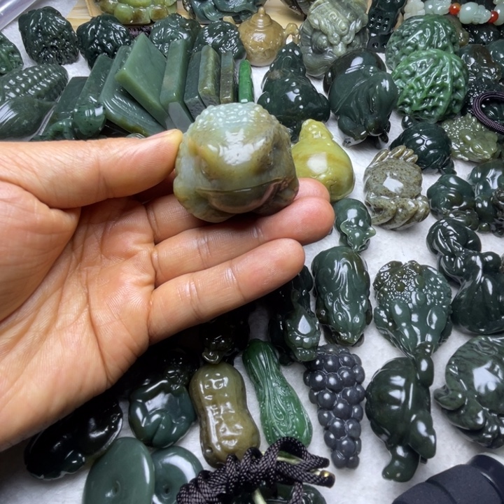 诸***荡和田玉未镶嵌颈饰