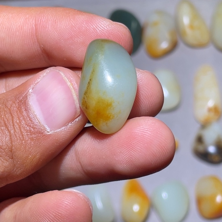 和田玉颈饰未镶嵌6.4克原籽无修