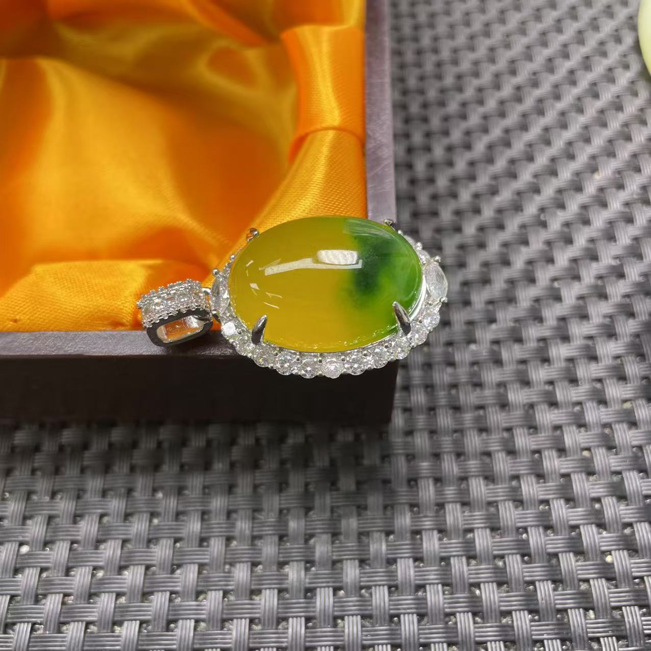 【大喜儿】大蛋黄绿吊坠-1WQ1121